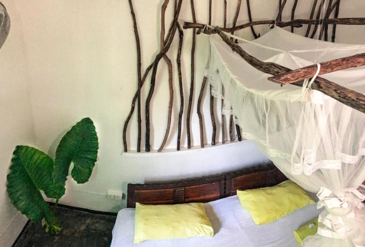 Circus Lagoon Hideaway Bed & Breakfast Dodanduwa Екстериор снимка