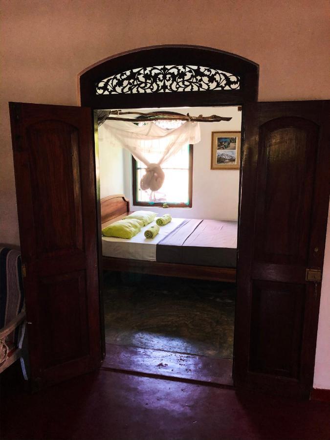 Circus Lagoon Hideaway Bed & Breakfast Dodanduwa Екстериор снимка