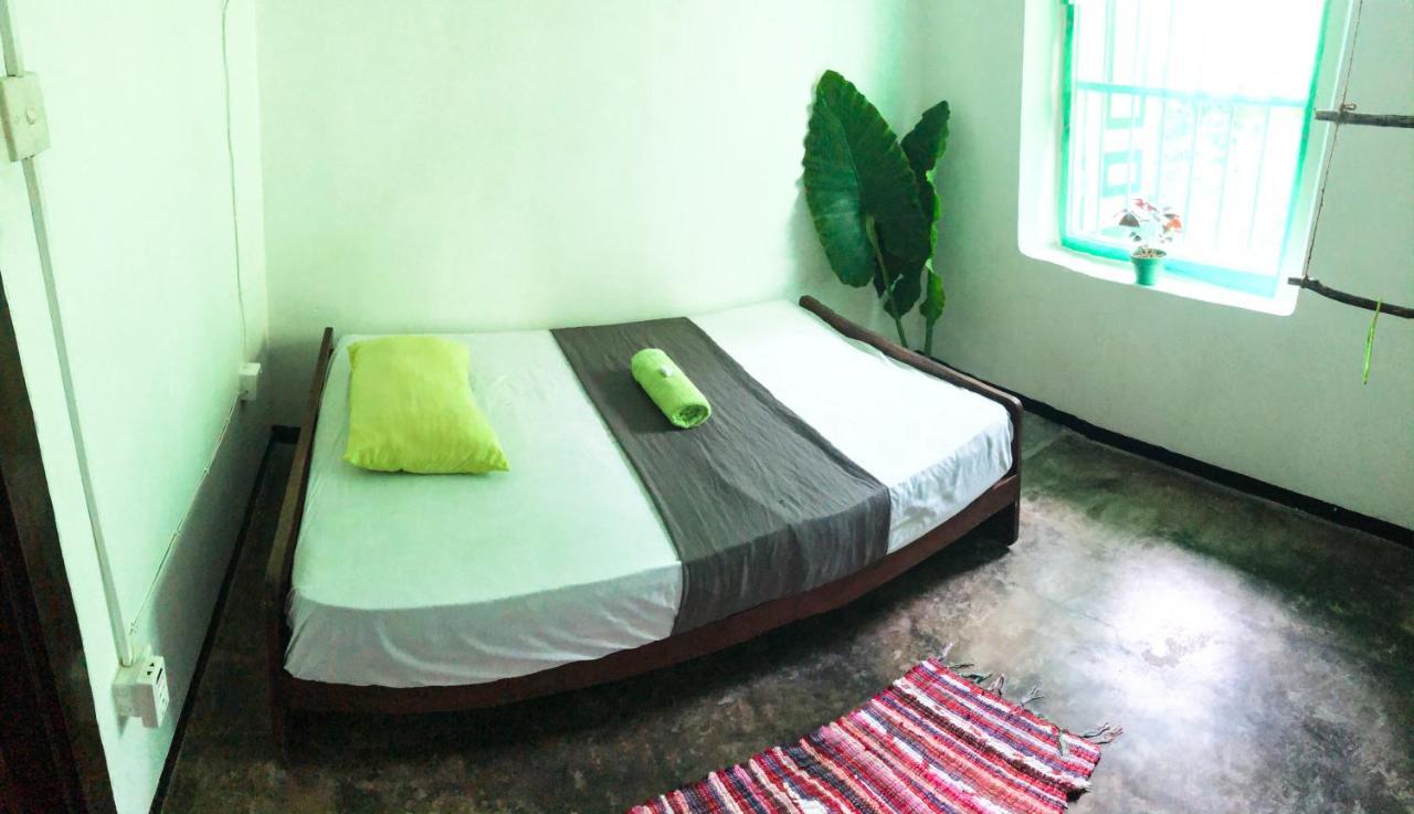 Circus Lagoon Hideaway Bed & Breakfast Dodanduwa Екстериор снимка